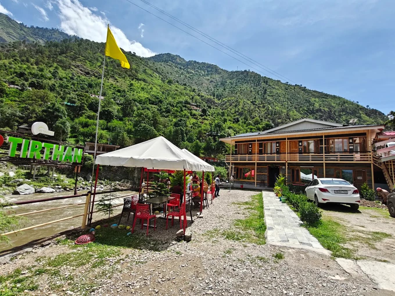 Tirthan Sunshine Cafe — remote work stay in Tirthan